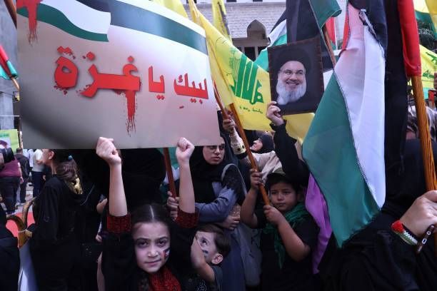 لبى الكثيرون نداء حزب الله في لبنان للتظاهر تضامنا مع غزة.