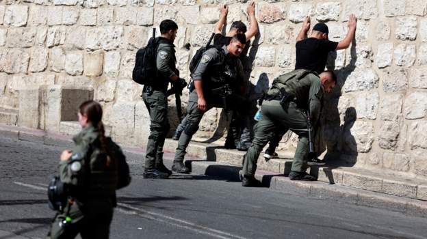 في القدس الشرقية قمعت الشرطة الاسرائيلية تظاهرة انطلقت في منطقة وادي الجوز وأصيب ستة أشخاص إثر ذلك، وتلقى جميعهم العلاج ميدانيا، بحسب شهود عيان.