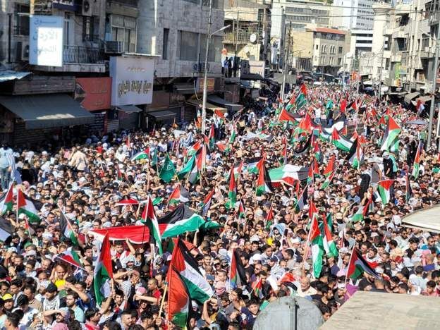 انطلقت عدة مسيرات في محافظات الأردن بعد صلاة ظهر الجمعة، دعماً لغزة .