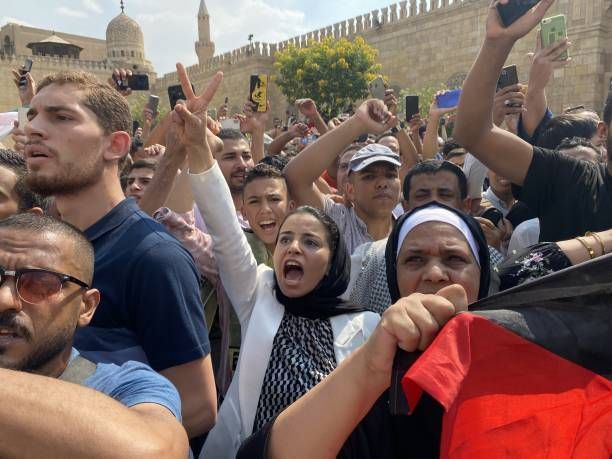 وتجمع المتظاهرون في ساحات الجامع الأزهر وأماكن أخرى في العاصمة المصرية القاهرة احتجاجا على القصف الإسرائيلي لقطاع غزة مرددين الشعارات المتضامنة مع الفلسطينيين.