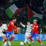 أعلام فلسطين ترفرف خلال مباراة سيلتك
